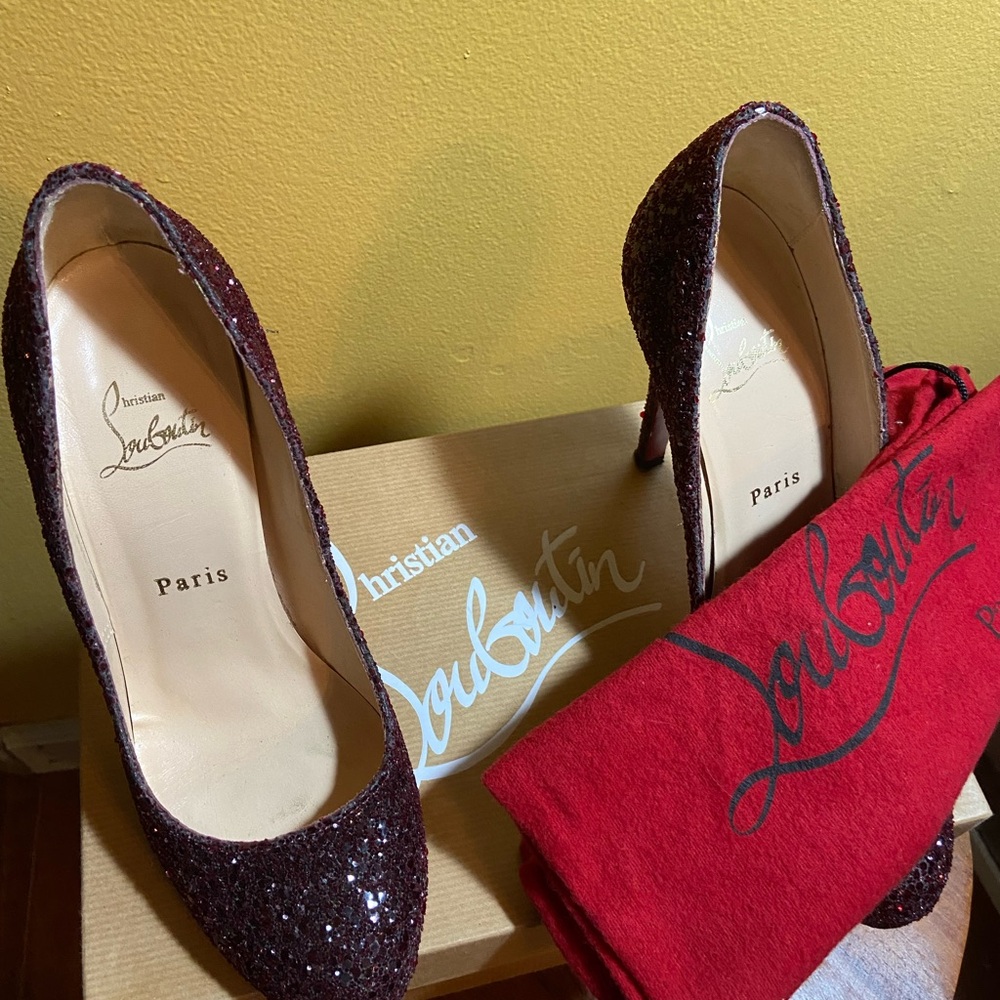 Gorgeous Louboutin Ruby red pumps! - Picture 4 of 8